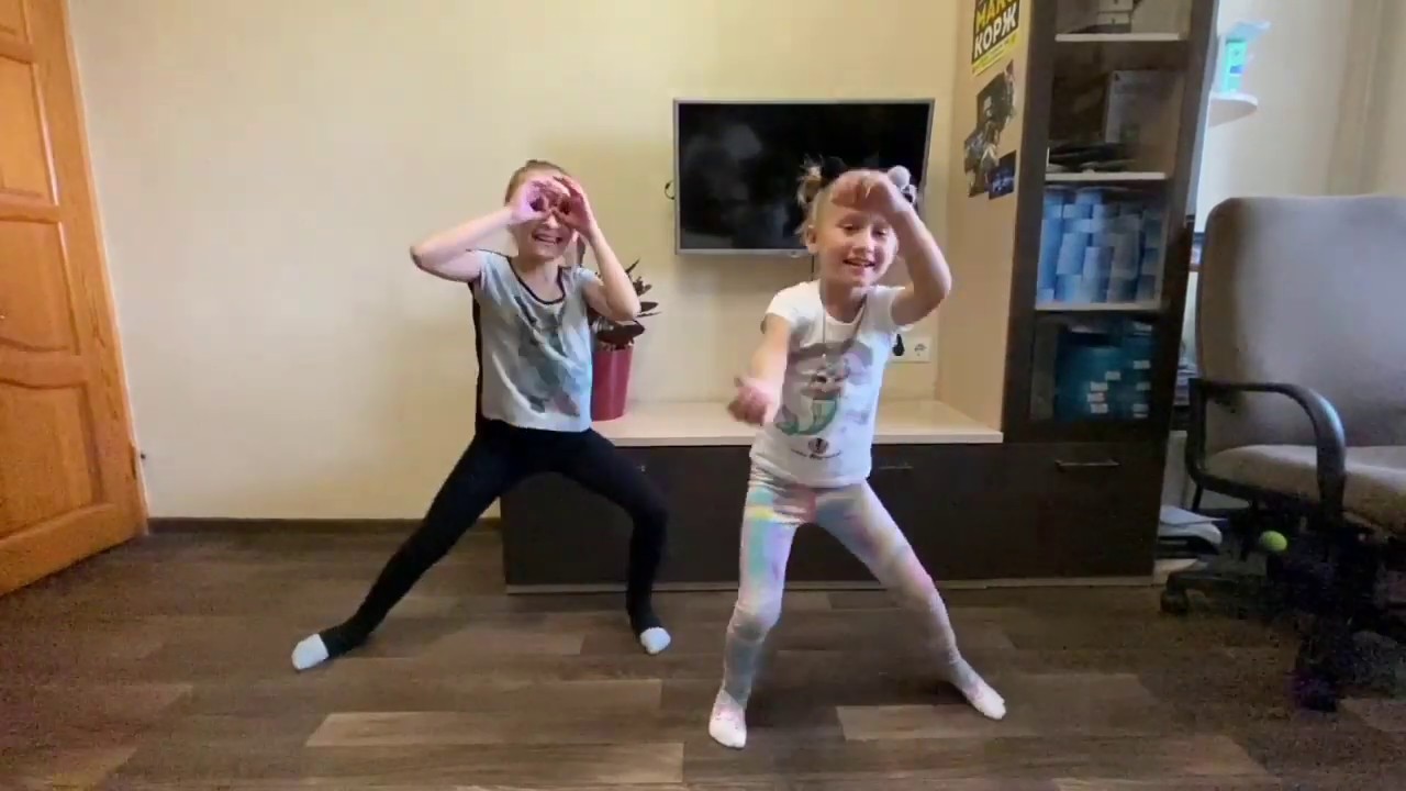 Рубрика «Заряжайся дома» · Игровая зарядка от сестёр Виктории и Екатерины Прохоровых «Самолёт»