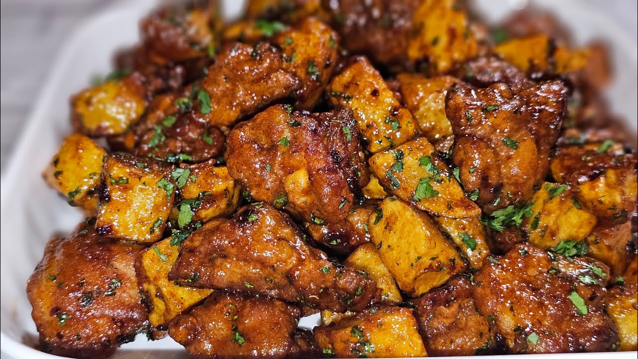 Попробуйте это блюдо: жареный картофель и курица в остром масле.