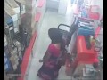 وضعت تلفاز كامل بين فرجها وخرجت من المحل