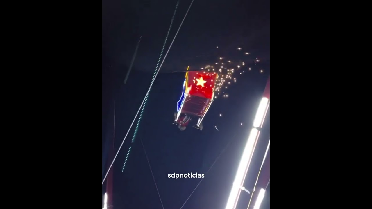 Por poquito! Trineo de Santa 🎅 casi se cae en show navideño 🎄 de Guanajuato 🇲🇽