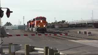 Two Brand New ES44C4 BNSF departing Vancouver, WA