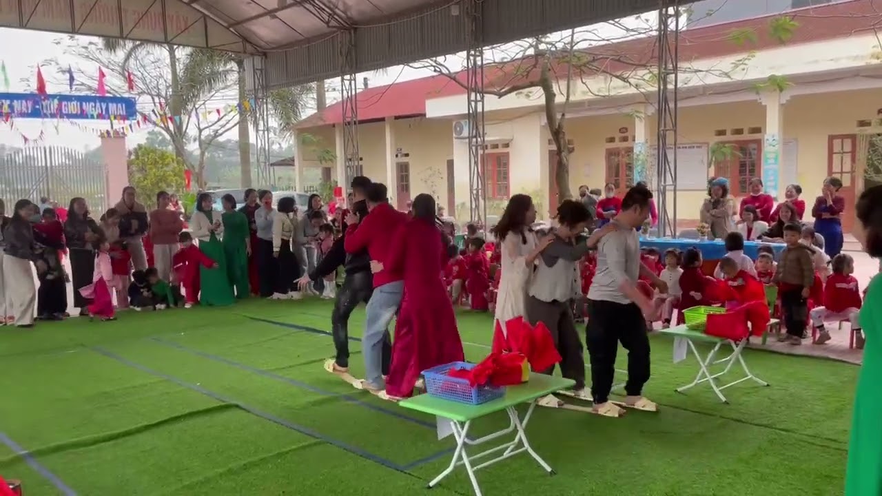 Phần thi trò chơi Hội Xuân của giáo viên và phụ huynh lớp 5A5