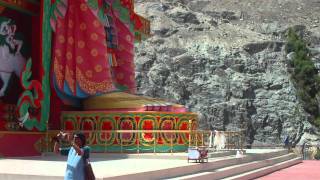 Monasterio de Diskit en el Valle de Nubra (Ladakh, India) y Buda Maitreya gigante