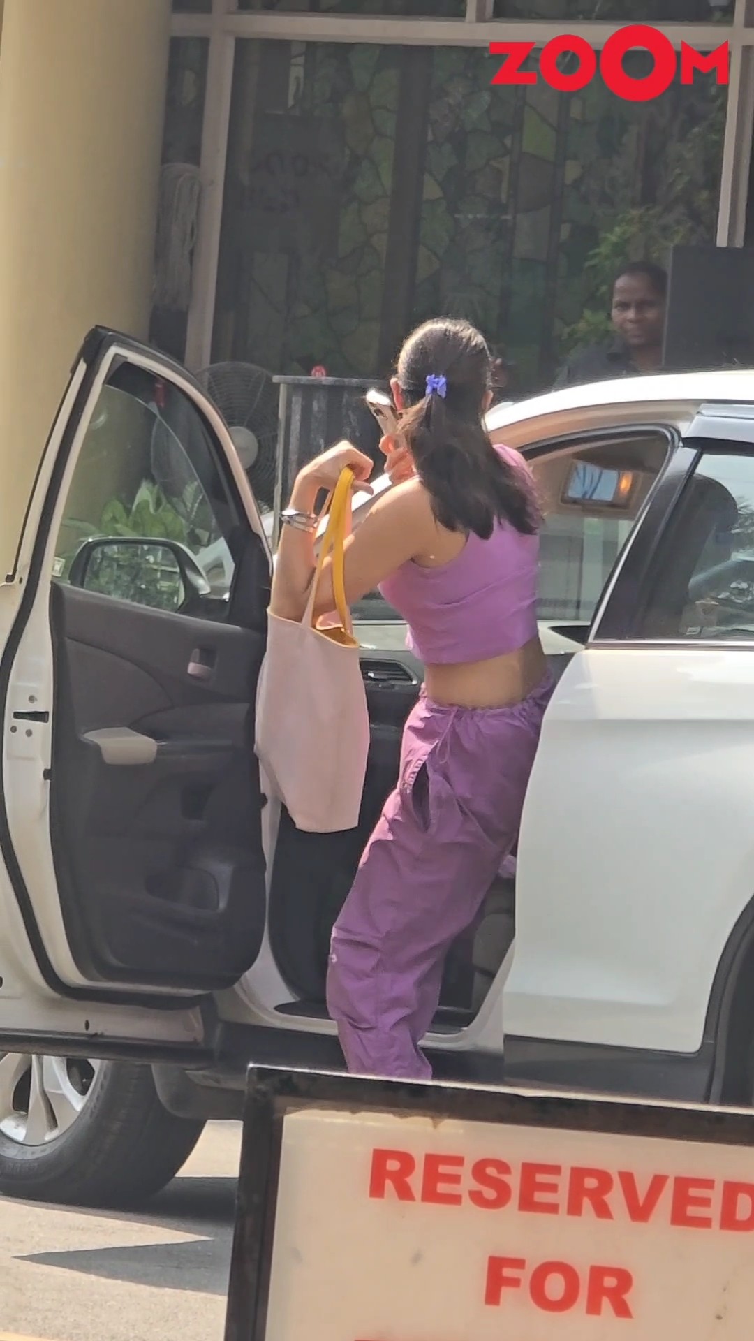 Sara Ali Khan ARRIVES to meet dad Saif Ali Khan at the hospital #shorts #saraalikhan #saifalikhan