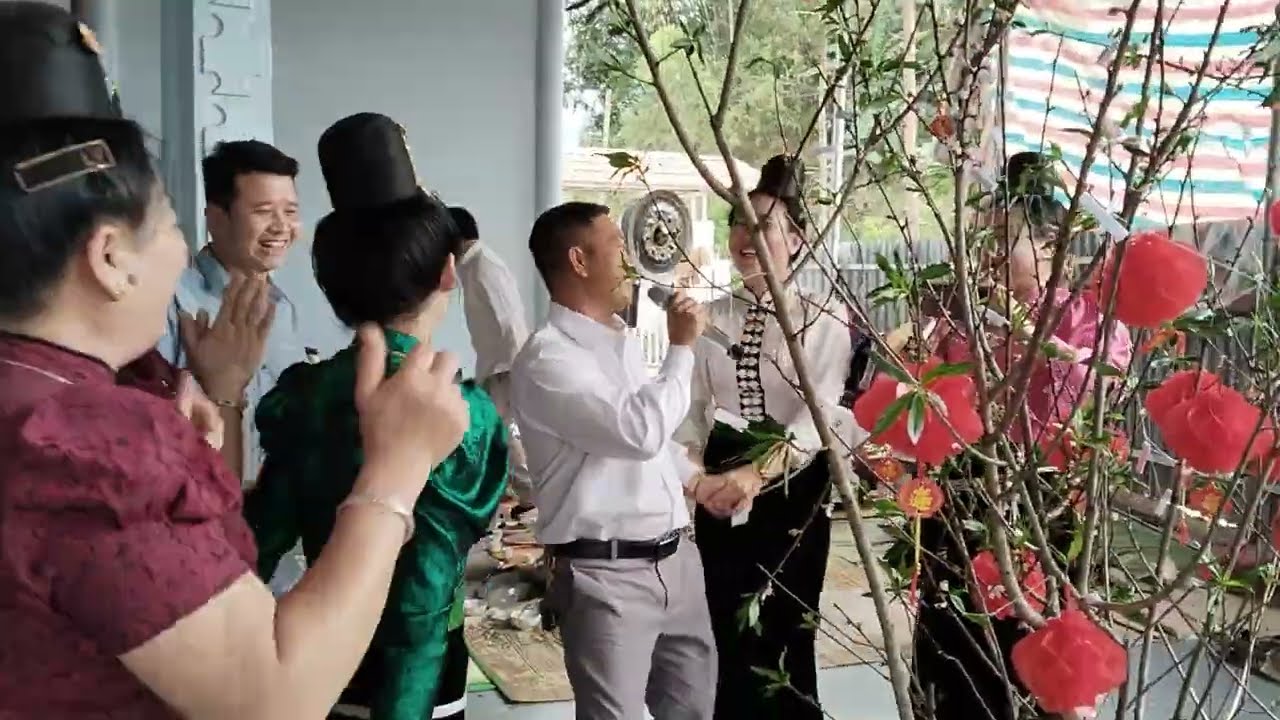 Xuân Quý và nhiều nghệ Nhân nổi tiếng chơi hái hoa tết tại nhà em Quang tiếng chiềng đen
