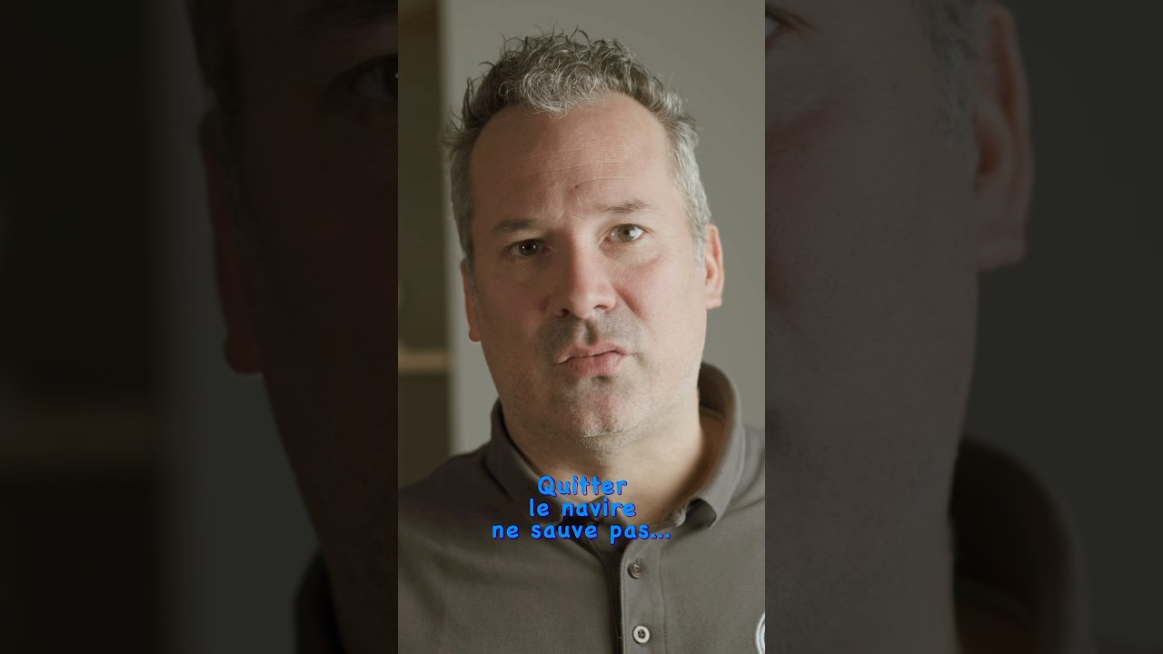 Le radeau de survie donne du temps #oualaouti #catamaran #securiteenmer