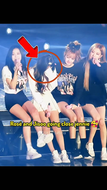 Jennie start crying on stage 😭😢 #blackpink #jennie #rosie #lisa #jisoo #ytshorts #shorts