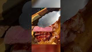 Genieße ein leckeres 🔥 Steak-Sandwich, direkt am Kamin zubereitet!  🎥 Danke an @and...