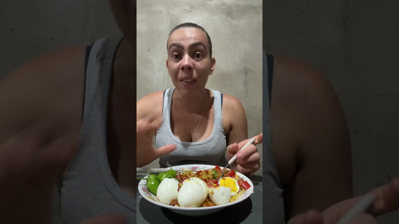 Almoço no padrão com vinagrete e ovo cozido 