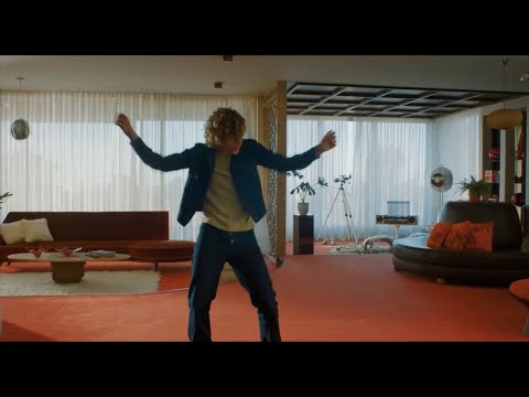 El extraño de pelo largo