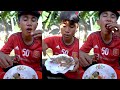 Eating raw shrimp  alive crab with spicy chili