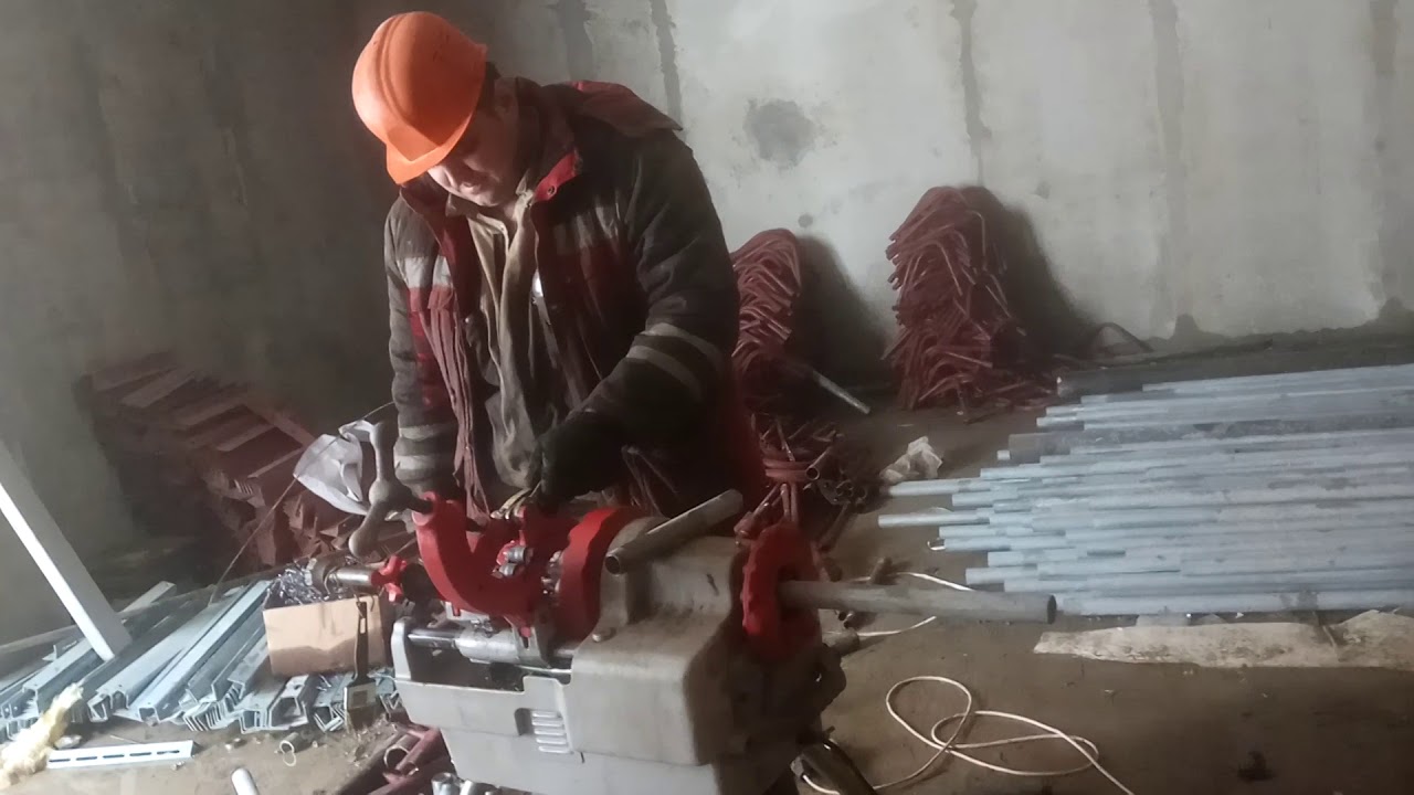 Нарезка резьбы на трубе. - YouTube