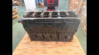 Daily tasks at the HENGJING warehouse: Cleaning the cylinder block of a Doosan DE12 engine.