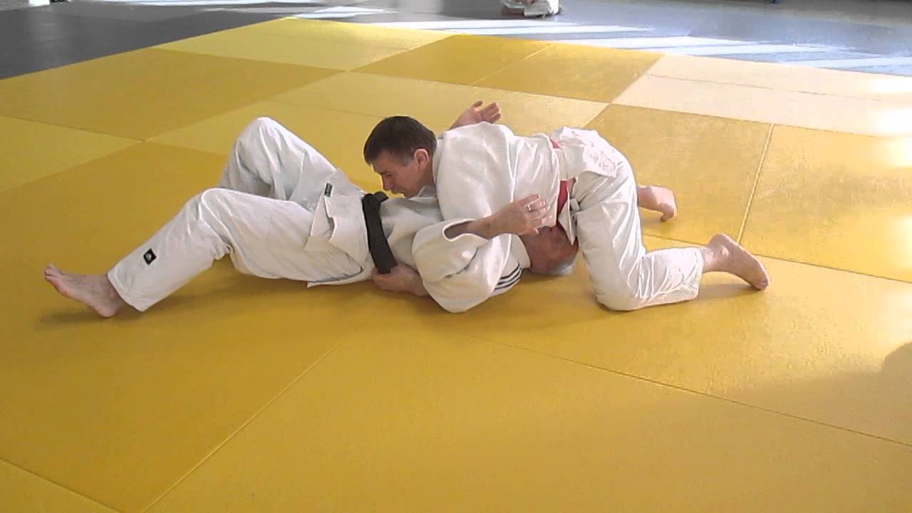 4 Retournement, Uke sur le côté, Tori dans son dos, Kami Shiho Gatame