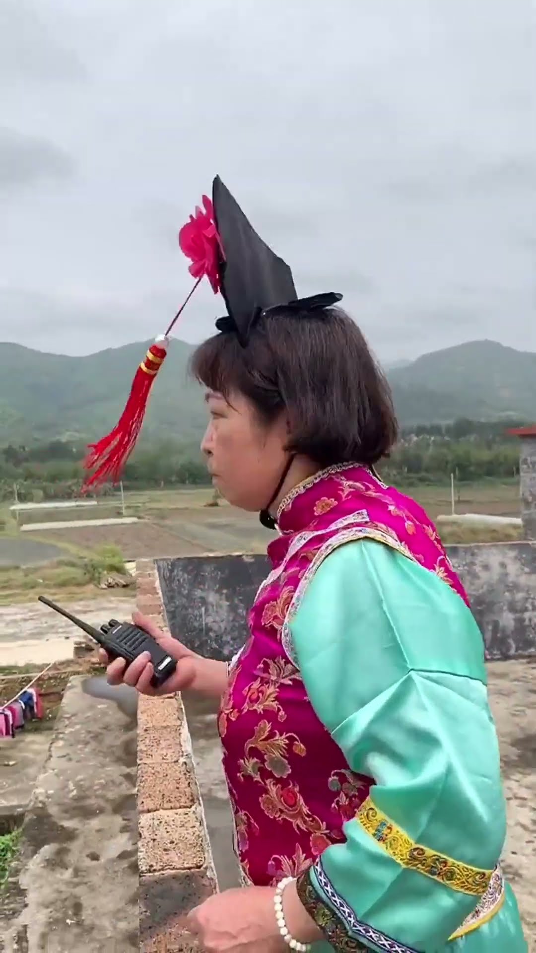 The devil mother finds a clairvoyant to track her son! #shorts#guige #funny #comedy
