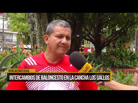 Intercambios de baloncesto en la cancha Los Gallos