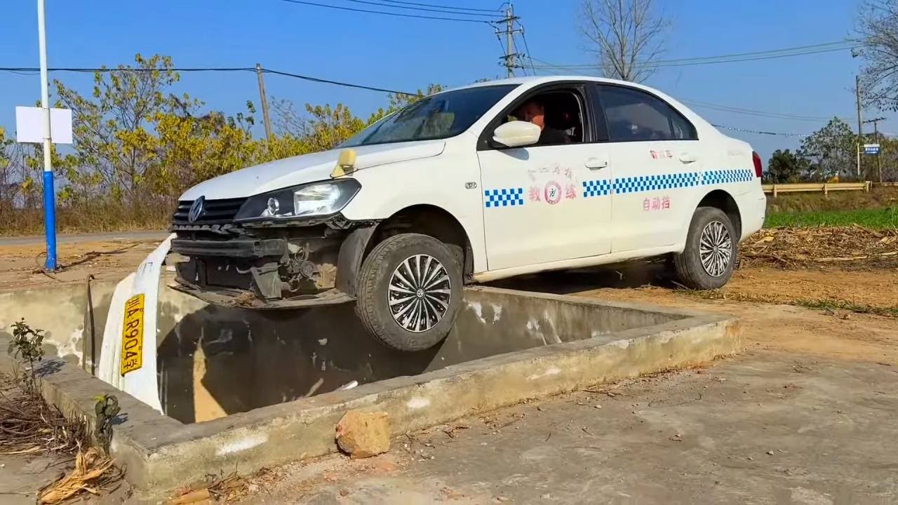 The front-wheel drive car accidentally fell into the reservoir. Here's how to save yourself!