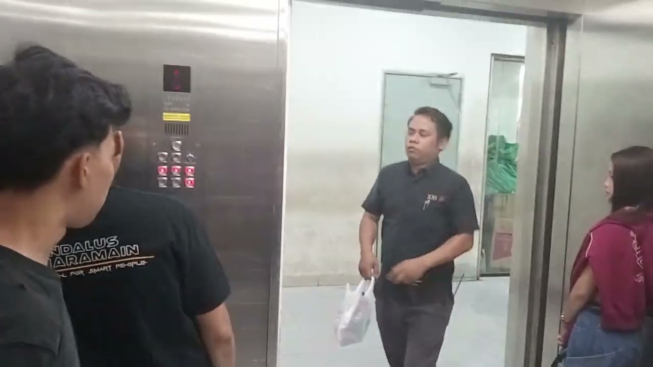 (Right) Hyundai Traction elevator at BCS Mall Batam center 