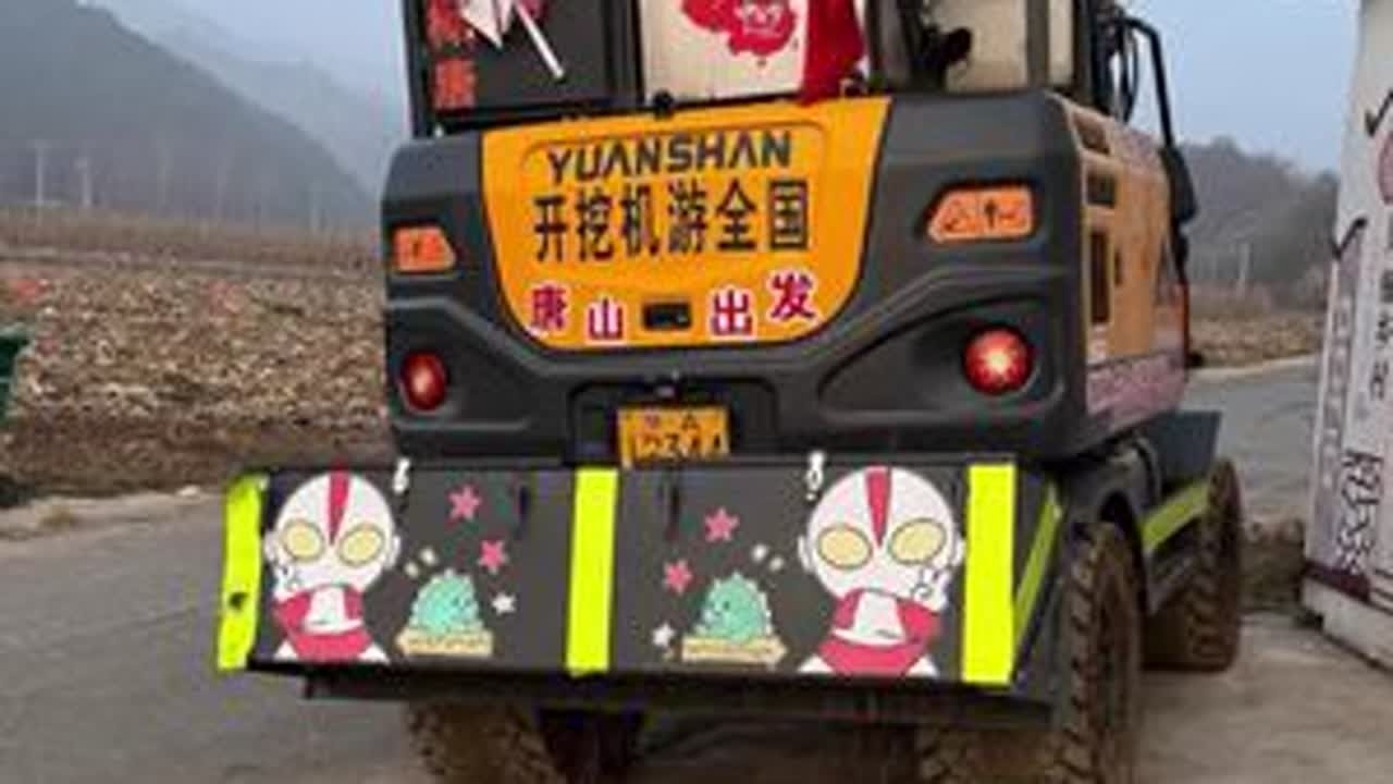 开挖机游全国的路上被杨树沟书记暖到了 这一个微不足道的举动，却换来了一整天滚烫的温柔#开挖机游全国 #为乡亲们修路 #看到最后 #今日热点 #原创视频