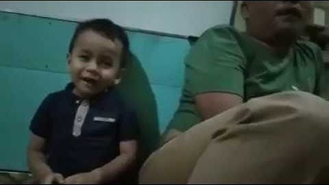 مقطع رائع : الطفل الأندونيسي مع والده يقرأ القرآن .. سورة الكهف .