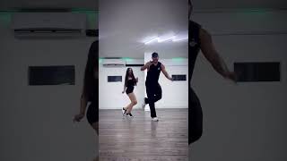 LA SALSA CALEÑA SE BAILA ASI - Vivamos todos en Paz #shorts #dancers #viral