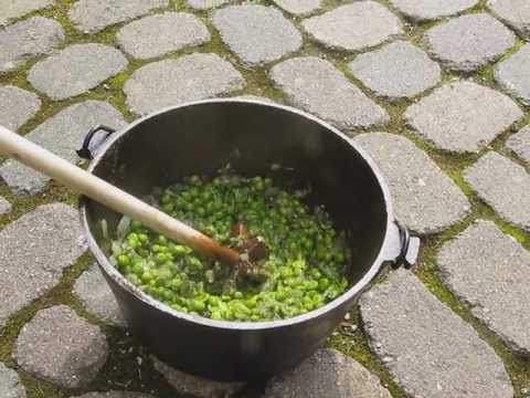 Video: Erbsensuppe Mit Knoblauchöl