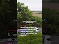 Neuvěřitelný skok na motorce. Motokrosař udělal salto mezi jedoucími kamiony na dálnici