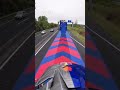 Neuvěřitelný skok na motorce. Motokrosař udělal salto mezi jedoucími kamiony na dálnici