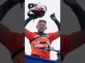 Neuvěřitelný skok na motorce. Motokrosař udělal salto mezi jedoucími kamiony na dálnici