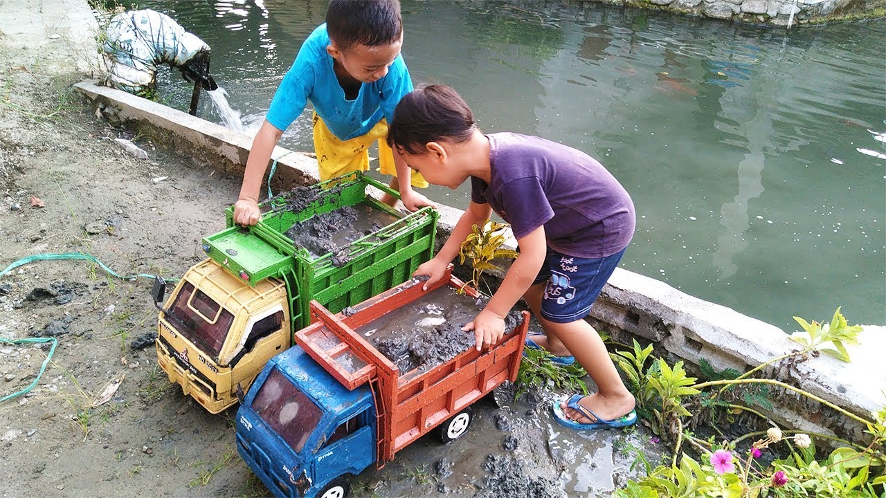 BERMAIN MOBILAN OTO DUMP TRUK MAINAN DARI KAYU  MUAT PASIR 