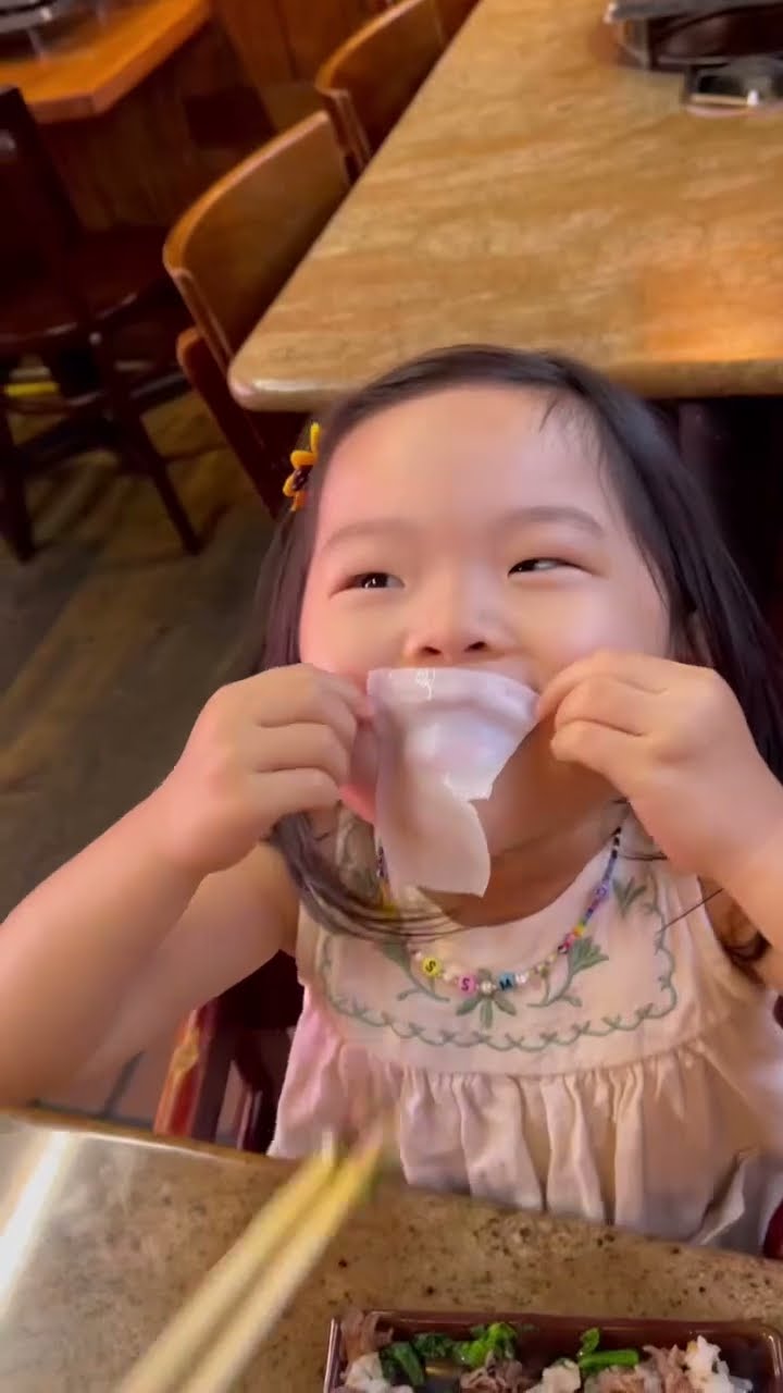 Little girl imitates dad, so cute ?