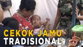 Juru cekok bantu anak-anak menelan jamu tradisional | JELANG SIANG