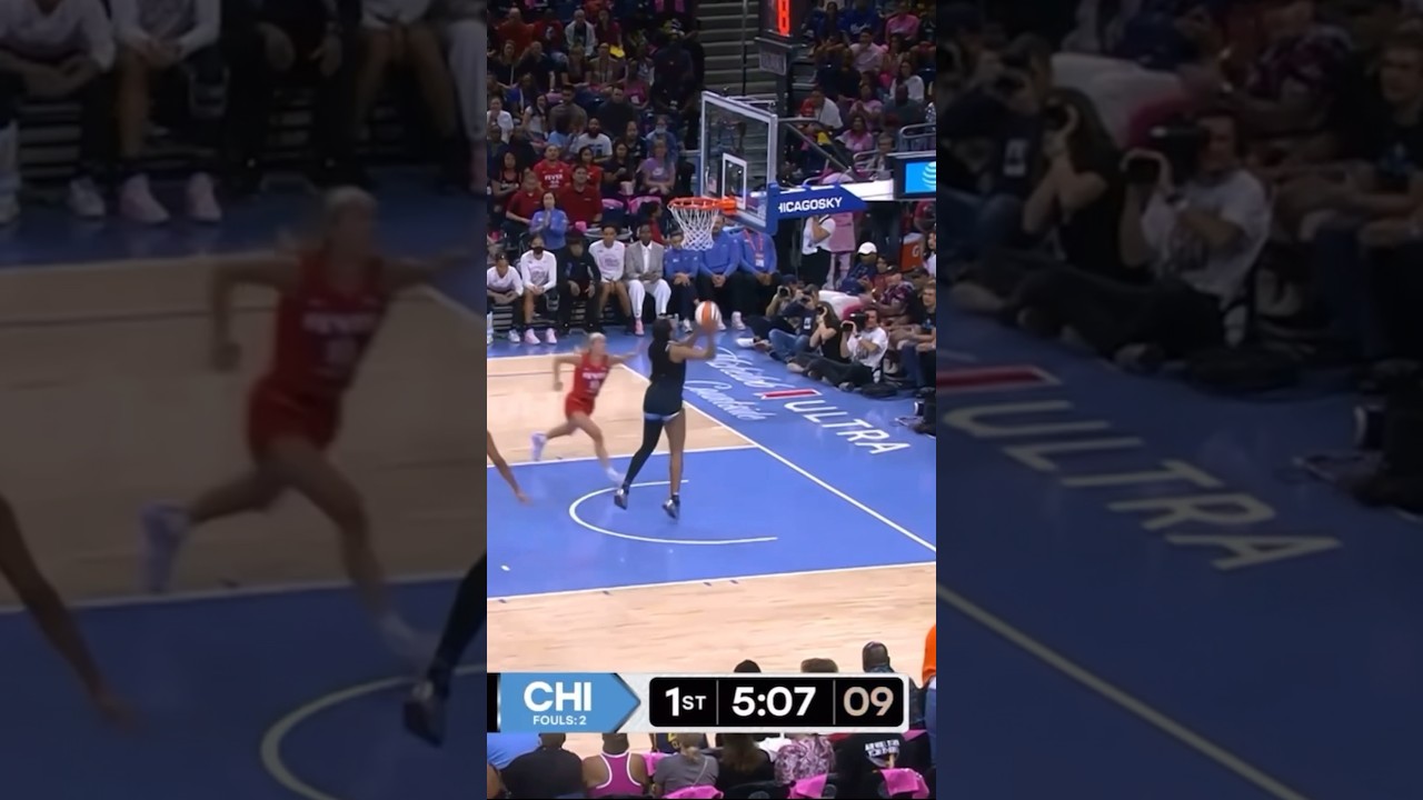 Lindsay Allen with the sweet pass to Angel Reese