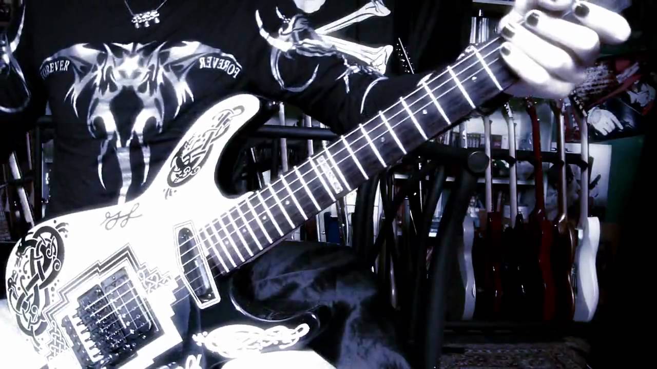 Metallica battery. Кирк Хэмметт Fender. Гитара металлика Хэтфилд. Металлика на гитаре.