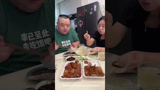 昼食に夫が手を加えてマスタードを入れ、逆手に取り替えたら、彼は辛さで涙が止まらなかった