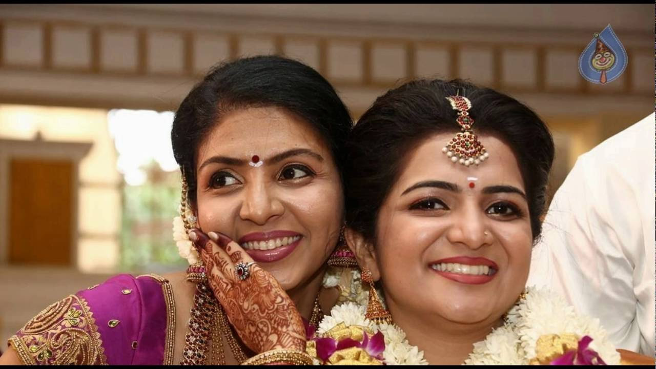 Vijay TV Anchor DD Divyadarshini Family Photo