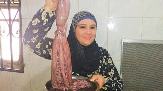 اكبر اخطبوط ف مصر طريقه سلخه وتنضيفه وطبخه ومعلومات مهمه عنه ولقينا حاجه صفره جوه بطنه