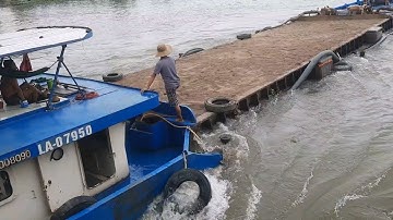 Ghe sà lan vượt cống ngăn mặn