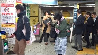 手狭な東京メトロ銀座線虎ノ門駅の1番出口の改札口の風景