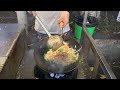 Delicious fried noodles    chinese street food