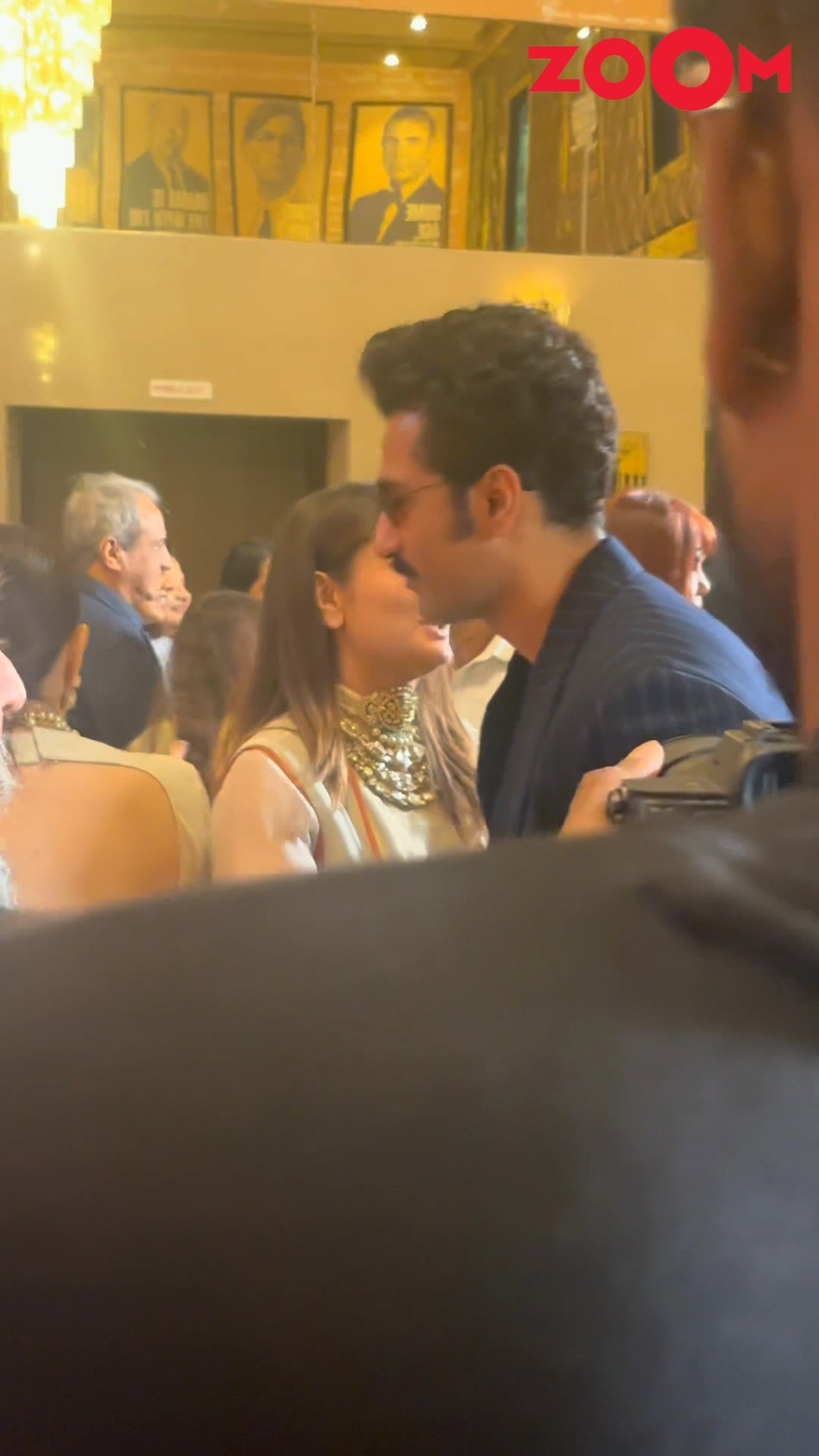 Vicky Kaushal HUGS Kareena Kapoor \u0026 greets Karisma Kapoor at 100 years of Raj Kapoor celebration ?