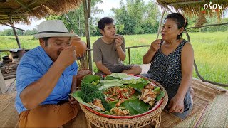 ตำแตงไก่อบโอ่งแซ่บๆ วันนี้พ่อแม่คุยเรื่องสมัยที่เจอกันครั้งแรก แต่ทำไมลูกชายเขิน | อร่อยนัวร์