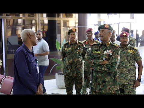رئيس مجلس السيادة الانتقالي يزور مطار الخرطوم الدولي ويؤكد عزم الدولة على القضاء على التمرد