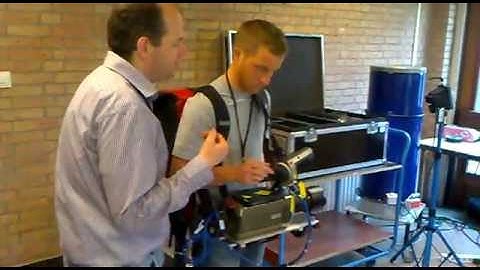 Using the Phantom v710 - David Lentink teaches Joris (Vliegkunstenaars/Flight Artists)