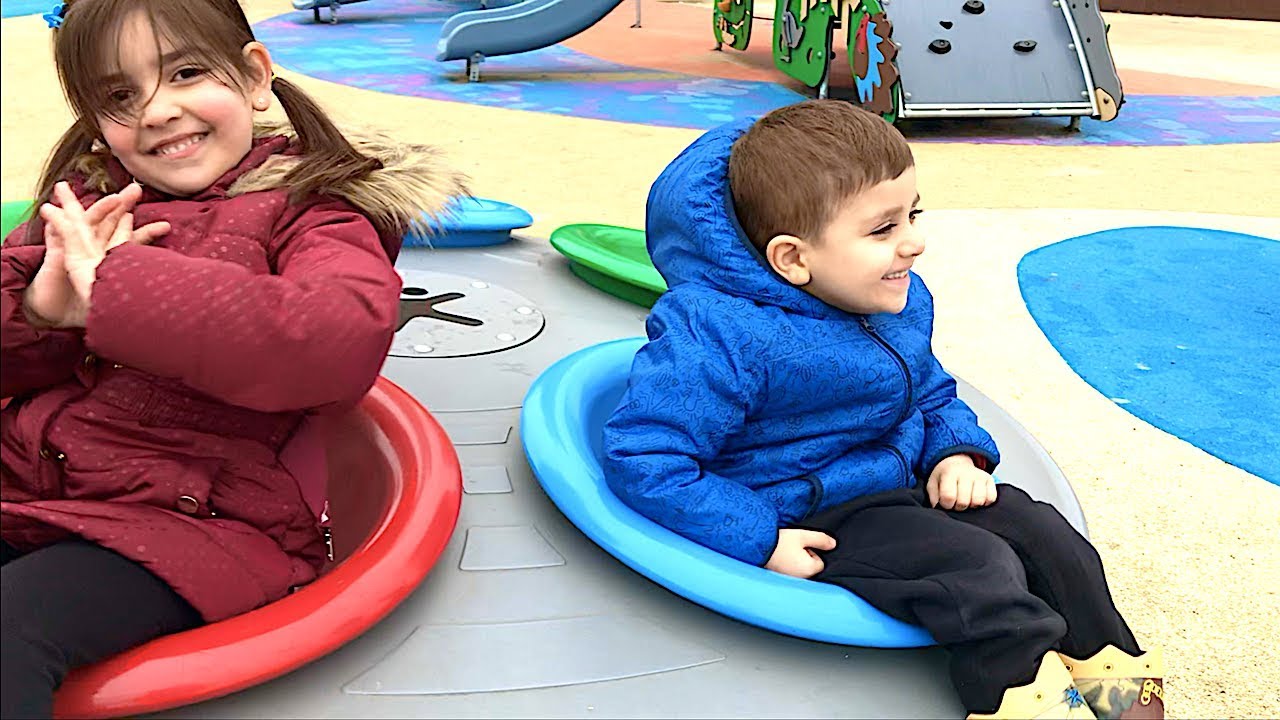 Buz gibi havada Watergarden Çocuk Oyun Parkında Wheels on the Bus Nursery Rhymes Kaydırak Salıncak - YouTube