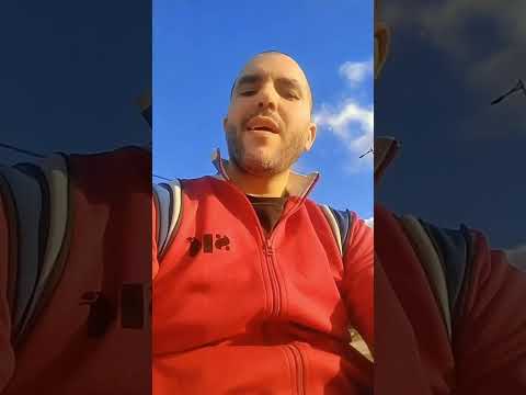 واحد جالس حدا دارو وحاط كأس ديال القهوة وساهي جارو حاضيه وهو ينزل عندو شرب داك كأس دالقهوة عاد سول