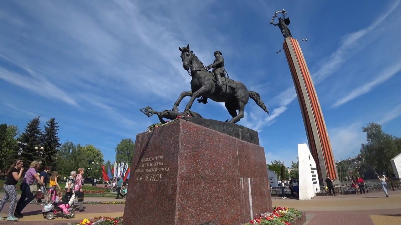 Пл победы калуга. Площадь Победы Калуга. Памятник Победы Калуга. Памятник Жукову в Калуге на площади Победы.