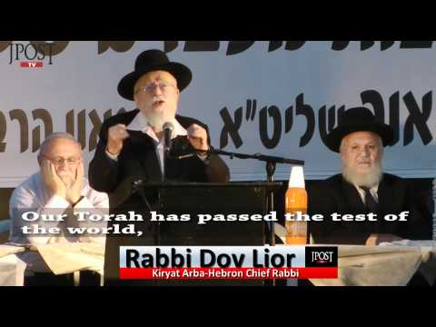 Hundreds rally to support rabbis