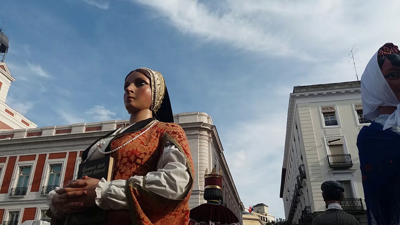 BAILE DE GIGANTES Y CABEZUDOS MADRID 2018 Танец кукол-гигантов в Мадриде