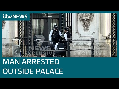 Man with knife and 'shotgun cartridges' arrested outside Buckingham Palace | ITV News
